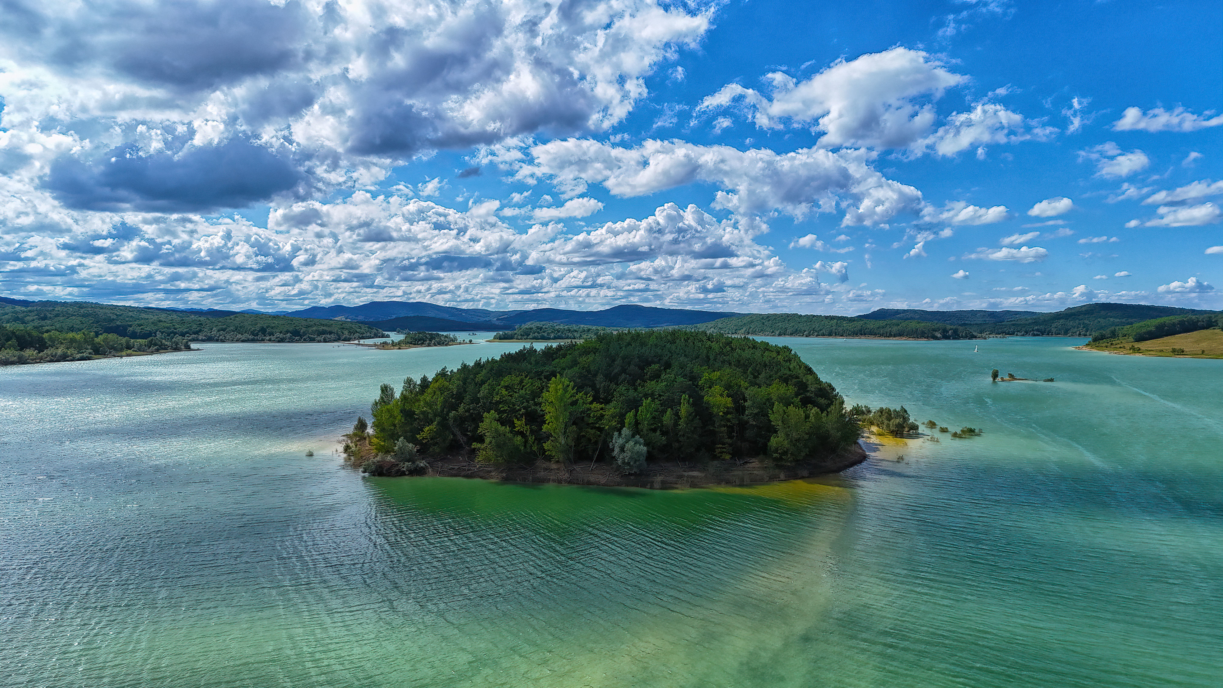 L'île centrale du Lac de Montbel ጠ Vue aérienne en plein jour